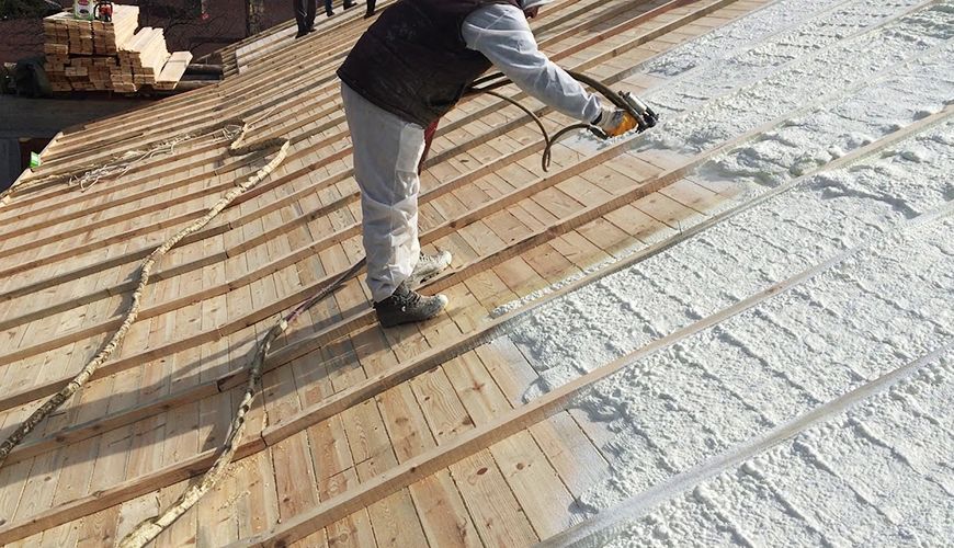 Çatı arasında püskürtme yalıtım uygulaması